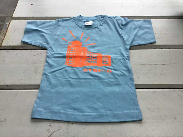 Baby t-shirt STRP-S oranje op lichtblauw